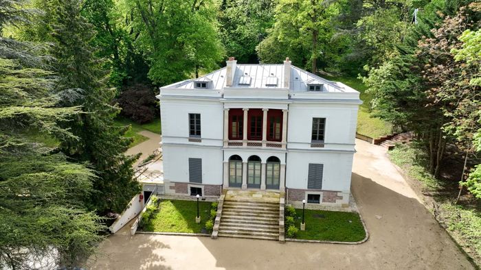 Ivan Tourgueniev et Pauline Viardot ont été séduits par le charme des coteaux de Bougival... Visitez la datcha que l’écrivain s’y fit construire et la maison de la cantatrice, et découvrez la vie e...