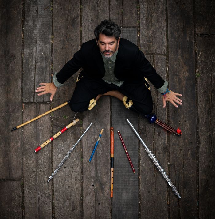 Emmené par Joce Mienniel et Pierre Durand, un quatuor de musiciens français et maliens rend un hommage vibrant au maître du blues sahélien Ali Farka Touré, comme un pont entre deux continents.