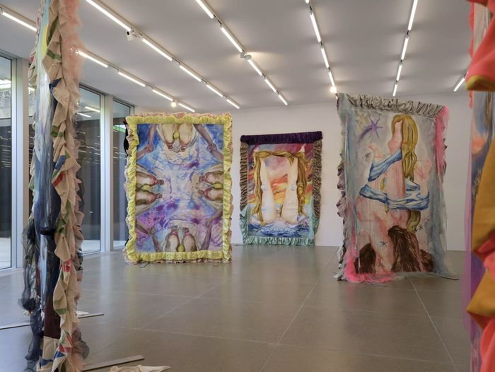 Explorant les émotions, les fantasmes et les grandes questions qui traversent nos existences, Klodin Erb présente sa première exposition personnelle en France.