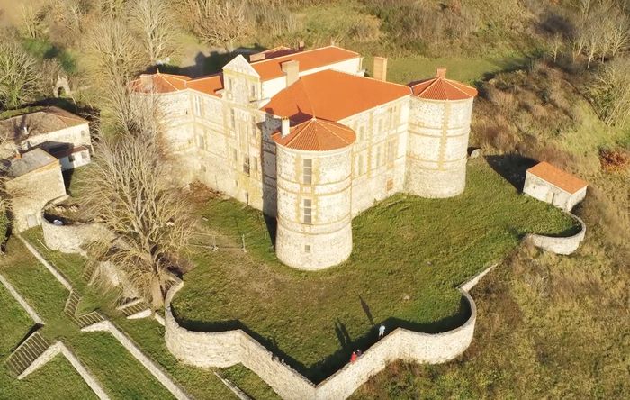 Guided tours of the château de la Chaux Montgros