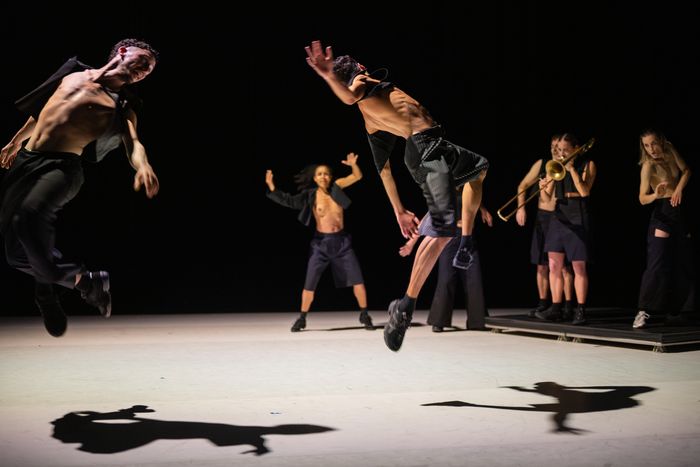 Du quartier gitan de Barcelone jusqu’à Hollywood, l’iconique Carmen Amaya a révolutionné le flamenco. La chorégraphe Aina Alegre convoque l’esprit de la bailaora pour composer une danse percutante.