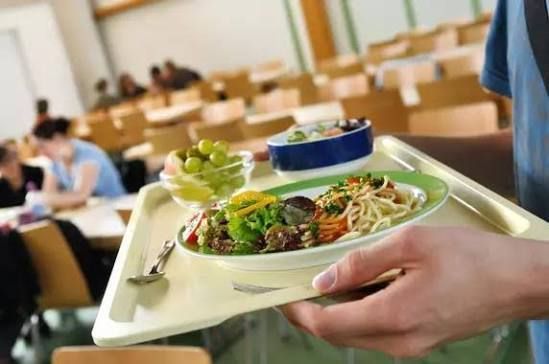 Visite de la cuisine centrale : que mangent nos enfants à l’école le midi ?