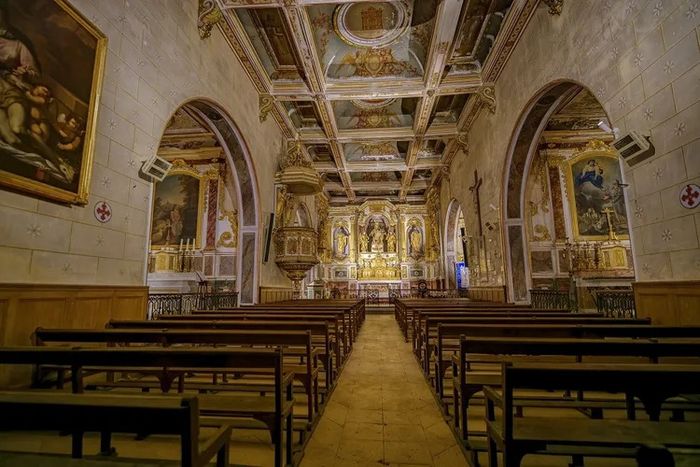 Découverte d'une chapelle remarquable avec un décor baroque du XVIIe siècle