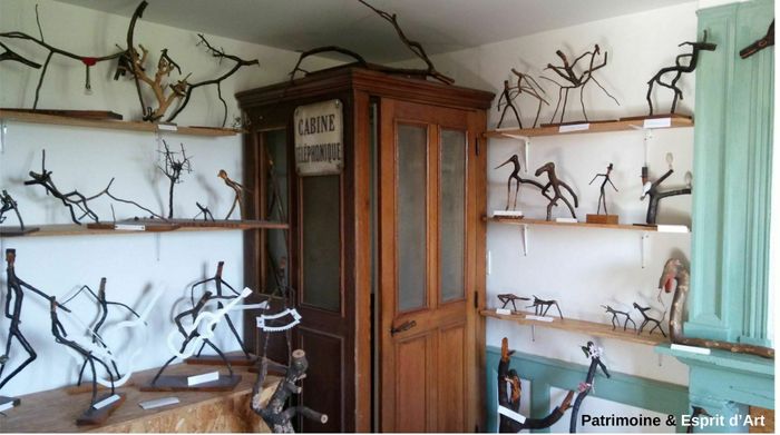 Découvrez une exposition de personnages réalisés en branches