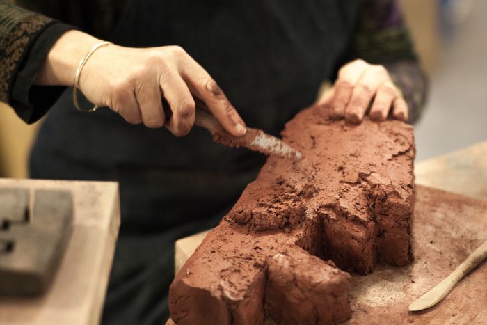 Bases techniques et théoriques de la sculpture. Réalisation d’un projet annuel ouvert aux recherches contemporaines ; modelage. Approfondissement des fondamentaux de la sculpture. Travail de copie.