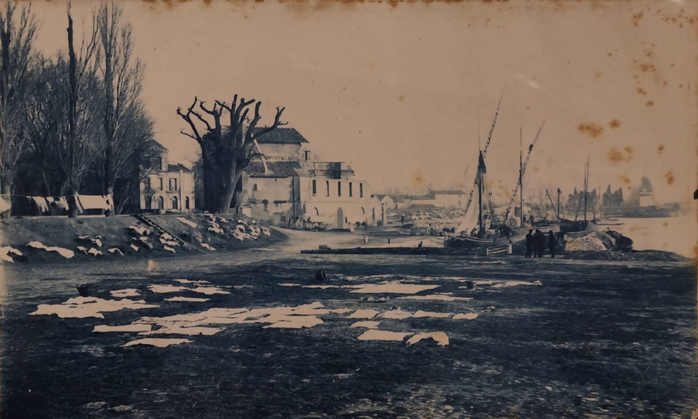 Les trésors des fonds photographiques publics d'Arles