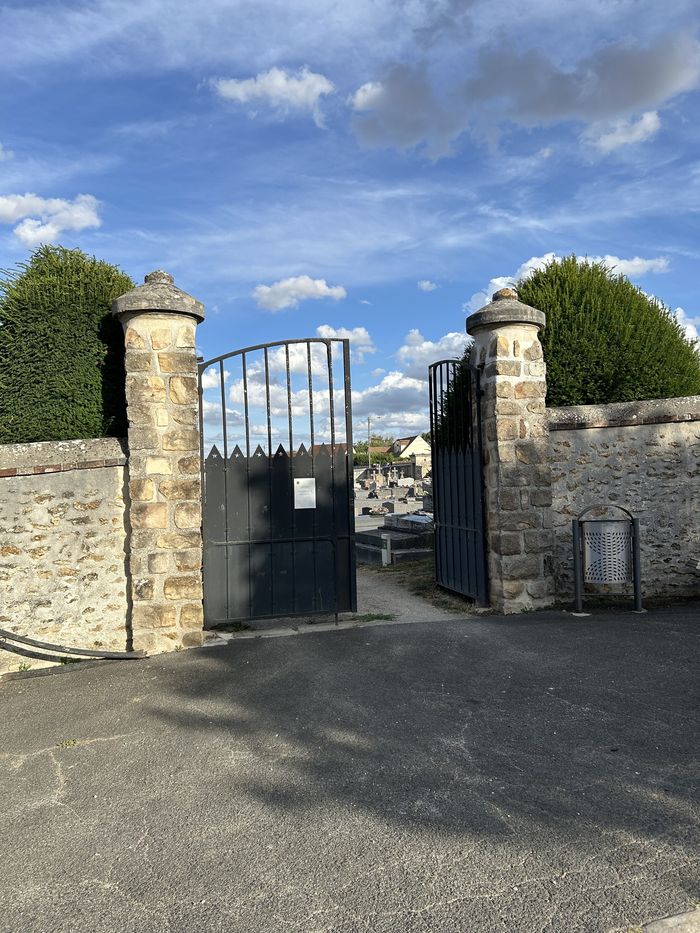 Visite des tombes remarquables du cimetière de Guignes