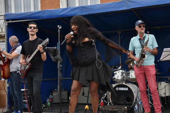 Les Invisibles Band Pop Rock enflammeront le marché de Noël de Carvin avec des chants de Noël incontournables, revisités en version pop-rock !
