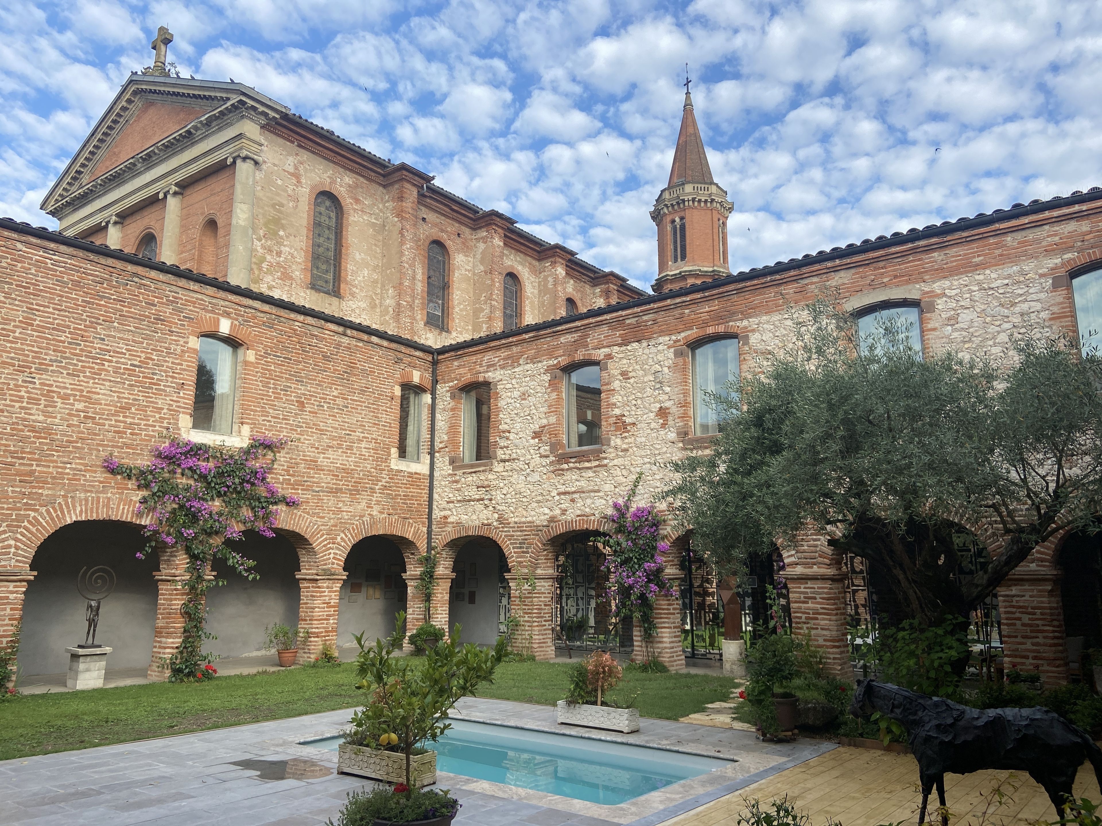 Visitez le cloître des Capucins rénové de l’église de la Madeleine, à Albi