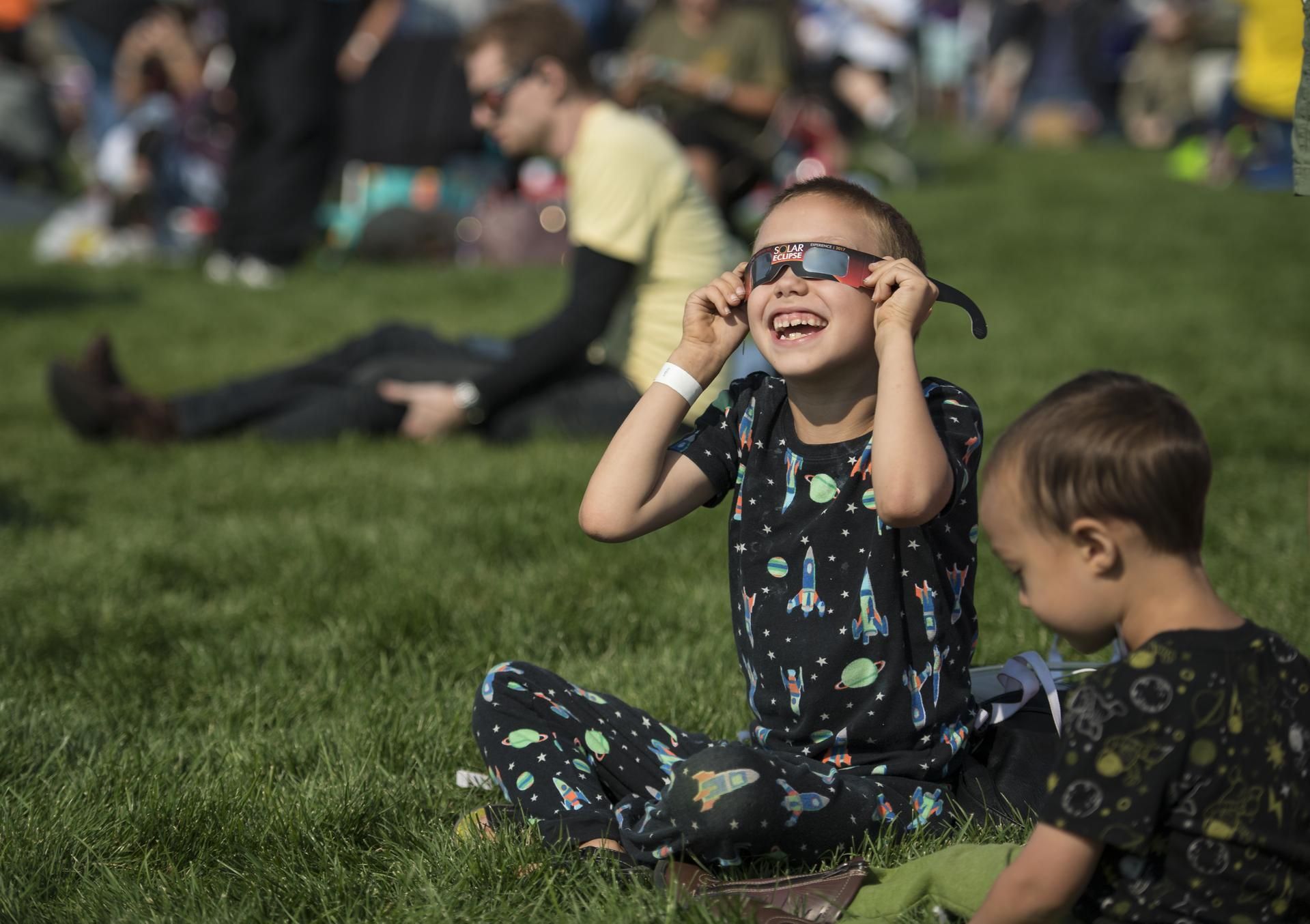 Distribution de lunettes pour l'éclipse solaire du 12 août