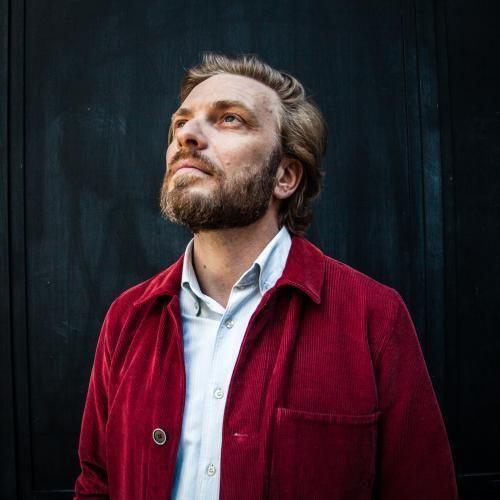 Derrière son regard clair, Guilhem Valayé ne peut rien cacher. Et les chansons de son premier album sont à l’image des héros folk qu’il admire tant, de Dylan à Springsteen : rugueuses et authentiq ...