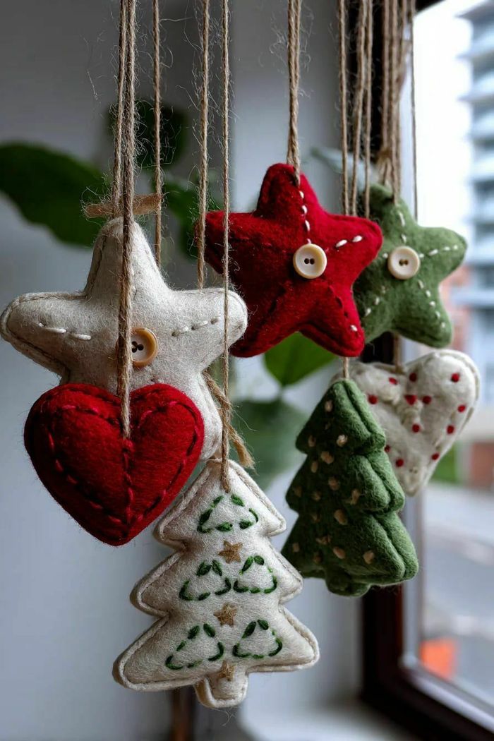 Rejoins-nous pour un atelier festif où tu pourras fabriquer de belles décorations de Noël qui viendront habiller le grand sapin de la salle Germinal !