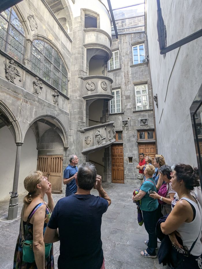 RIOM À TRAVERS LES ÂGES : BALADE HISTORIQUE