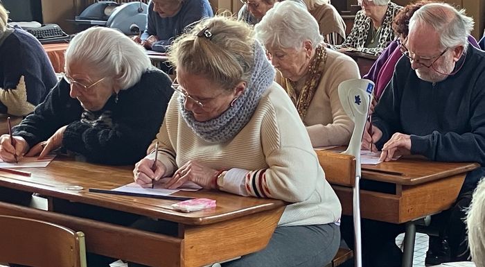 Atelier d'écriture à la plume et à l'encre violette