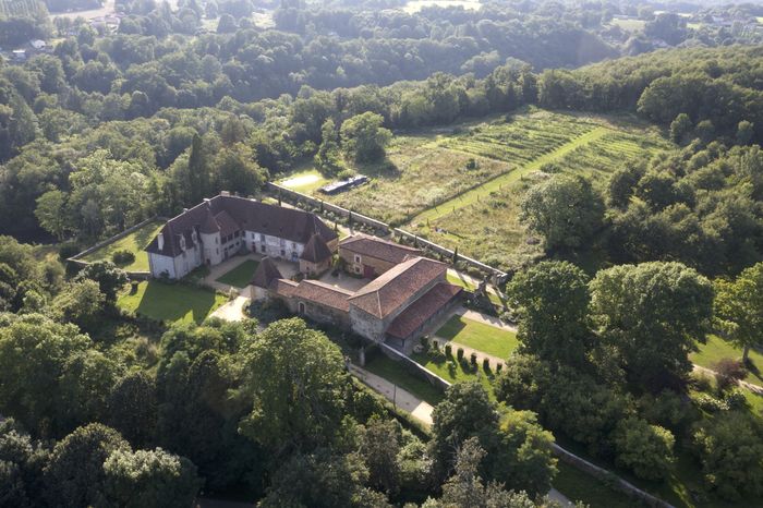 Visite commentée d'un château du XVIe siècle meublé et dégustation de framboises