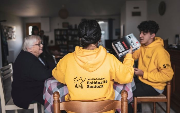 Vieux et jeunes ensemble : une rencontre du Service Civique Solidarité Seniors