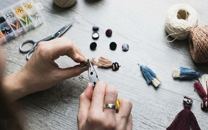 Création de boucles d'oreilles en tissu [Atelier Réemploi et Faire Soi-même]
