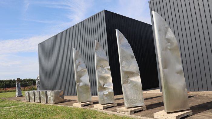 LES CUBES — Dans l'atelier d'Alain Vuillemet, sculpteur du métal