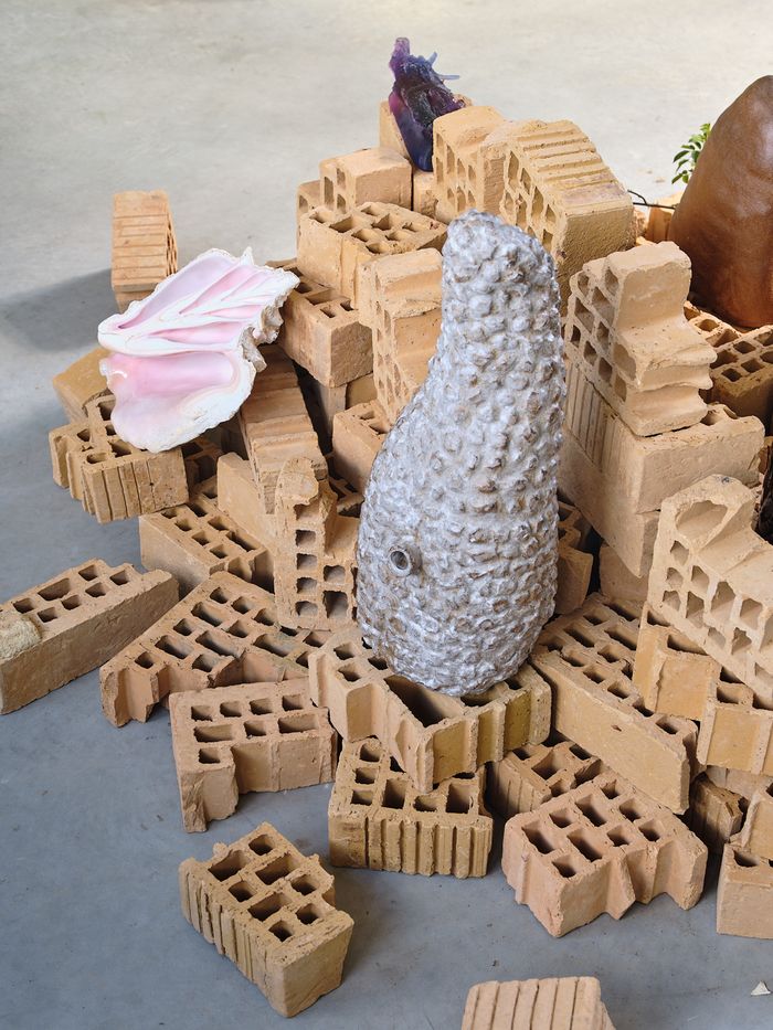 Atelier-collecte et visite de l’exposition "Bulbe Seuil Fumée" de Célie Falières en famille