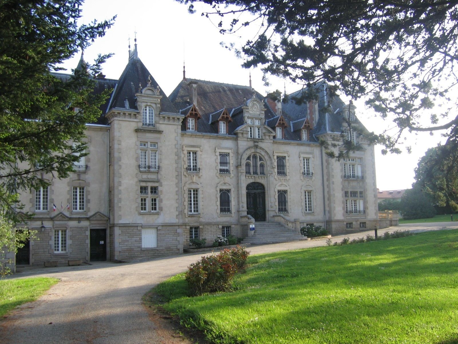 Guided Tour of Château de Neuvic-Entier