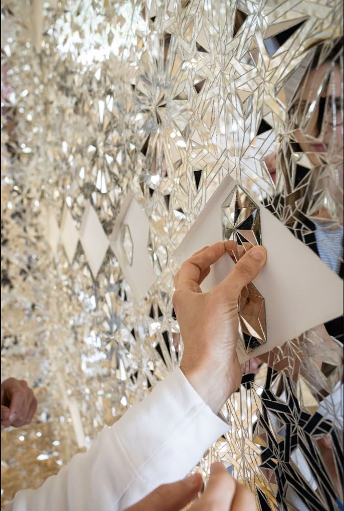 Compléter le miroir : atelier participatif de mosaïque de miroirs