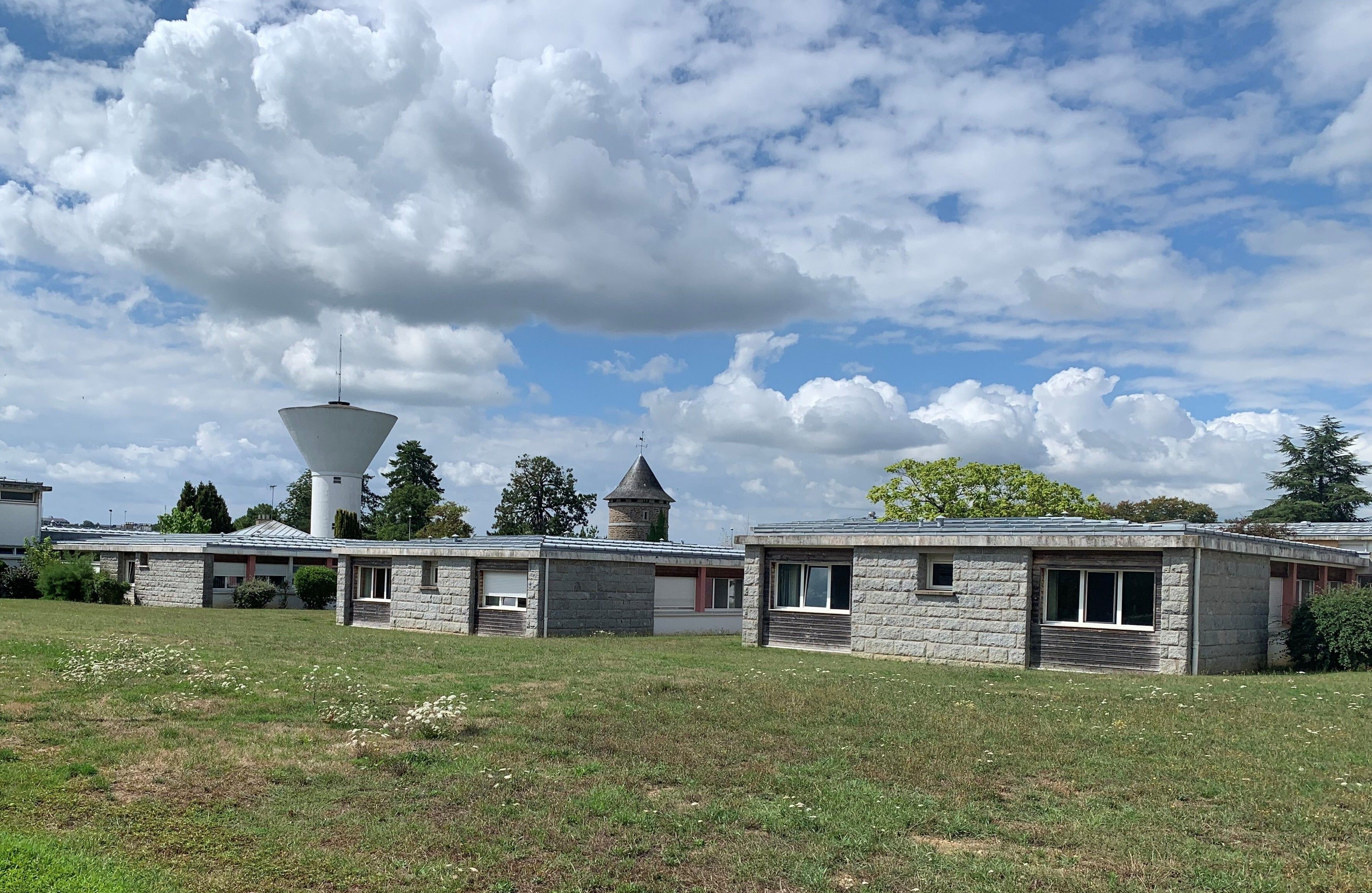 L'architecture de "l'hôpital village" psychiatrique de Mayenne