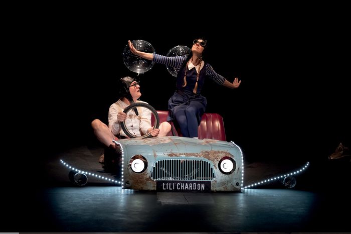 Un spectacle poétique sur la différence, qui permet d’aborder avec les plus jeunes les 4C : Communication, Créativité, Coopération et Critique constructive.