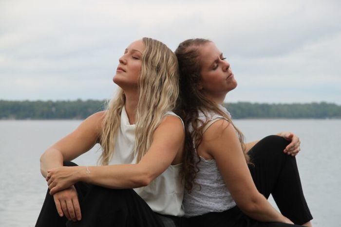 À travers la musique traditionnelle, elles nous font revivre la traversée de ces chants intemporels et des gens qui les ont portés.