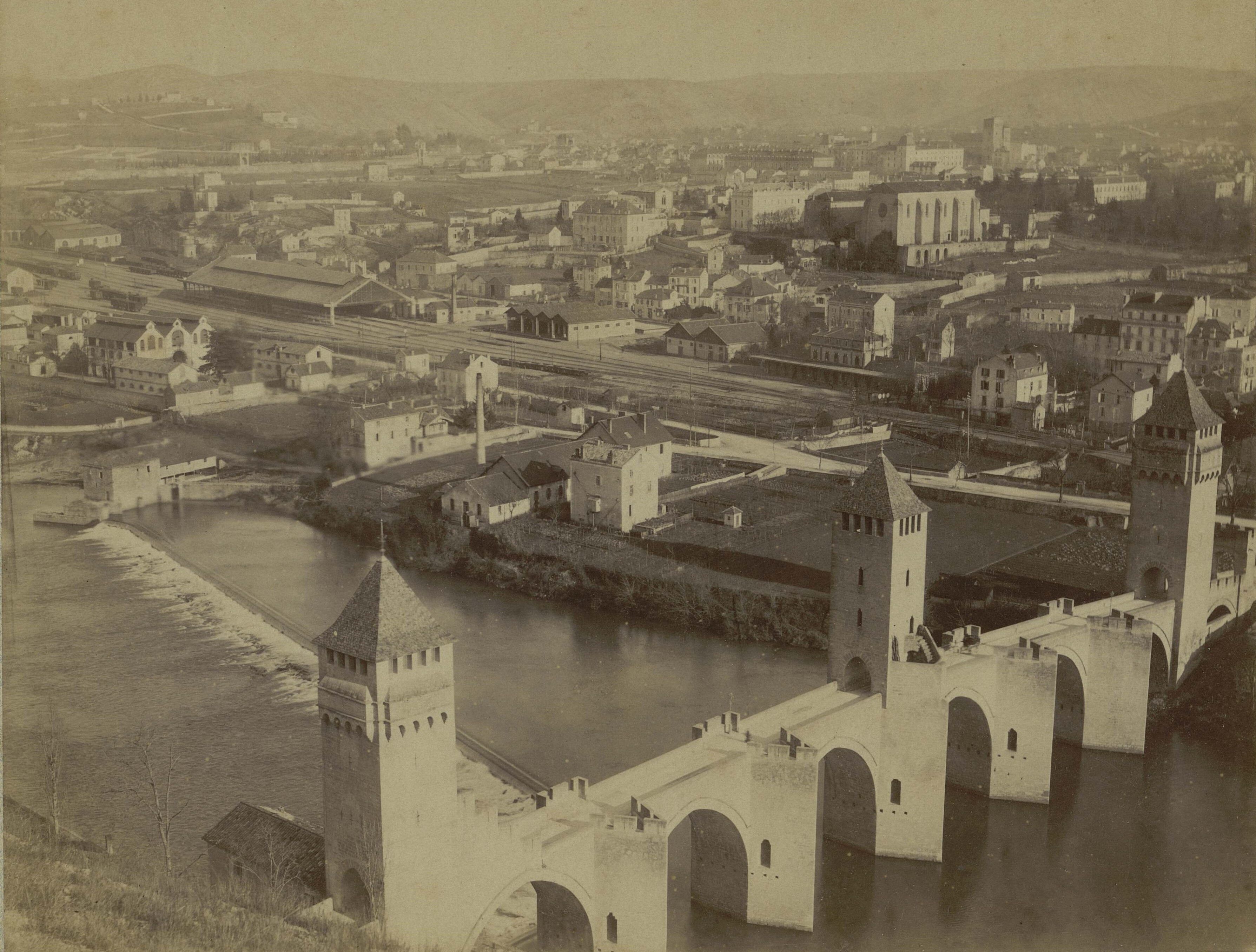 Exposition : Quand le Pont Valentré regarde la ville…