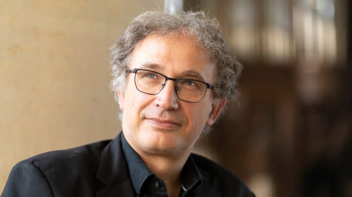 Thierry Escaich, musicien complet, mêle création, improvisation et interprétation au plus haut niveau, trois aspects indissociables de son art.