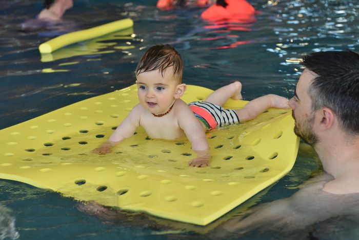 bébé nageur est un moment privilégié de découverte et de complicité  dans un environnement aquatique sécurisé et chaleureux. Cet instant favorise l’éveil sensoriel et renforce le lien parent-enfant