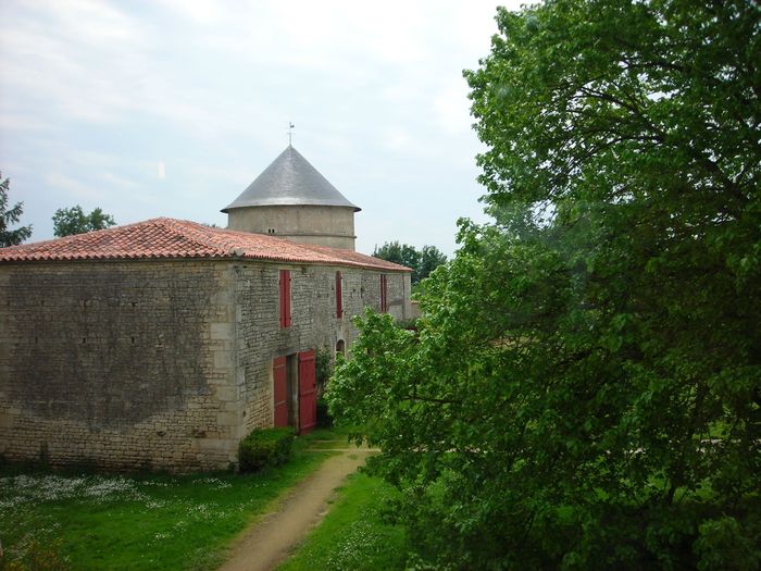 visite guidée pigeonnier et extérieurs logis 17e s.