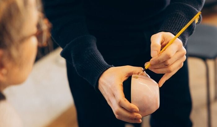 Un parcours d’initiation aux métiers d’art pour tous, entre masterclass et pratique en atelier.