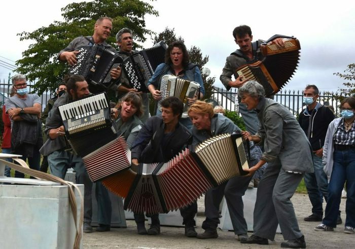 Corason: chœur [é]mouvant de 9 accordéons