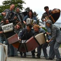 Corason: chœur [é]mouvant de 9 accordéons
