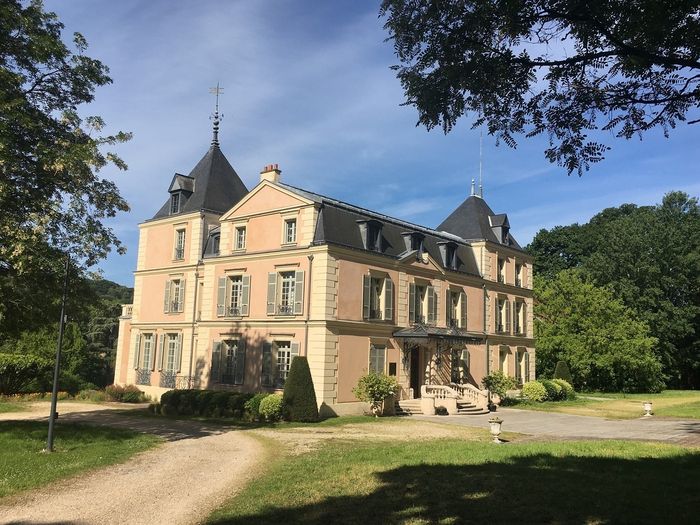 Dans l'ancienne demeure du célèbre directeur du Journal des Débats, LF Bertin, le jeune Victor Hugo séjourna souvent en famille : découvrez le musée qui rappelle ses séjours, ainsi que l'œuvre et l...