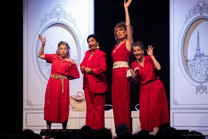 Séverine cheffe d’entreprise, Odile comédienne, Nadine mère de famille modèle et Roselyne spécialisée des plantes mexicaines, se retrouvent coincées aux Galeries Lafayette le 1er jour des soldes.