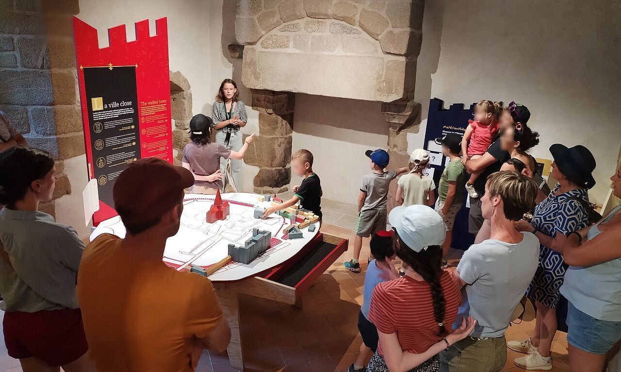 Visite famille - La Porte Saint-Michel dans tous les sens !