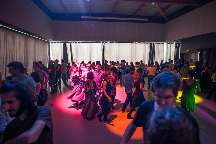 Bal folk à 19h avec danses traditionnelles revisitées, nombreux danseurs et groupes de musique live. Débutants bienvenus. Initiation de 17h à 18h30.