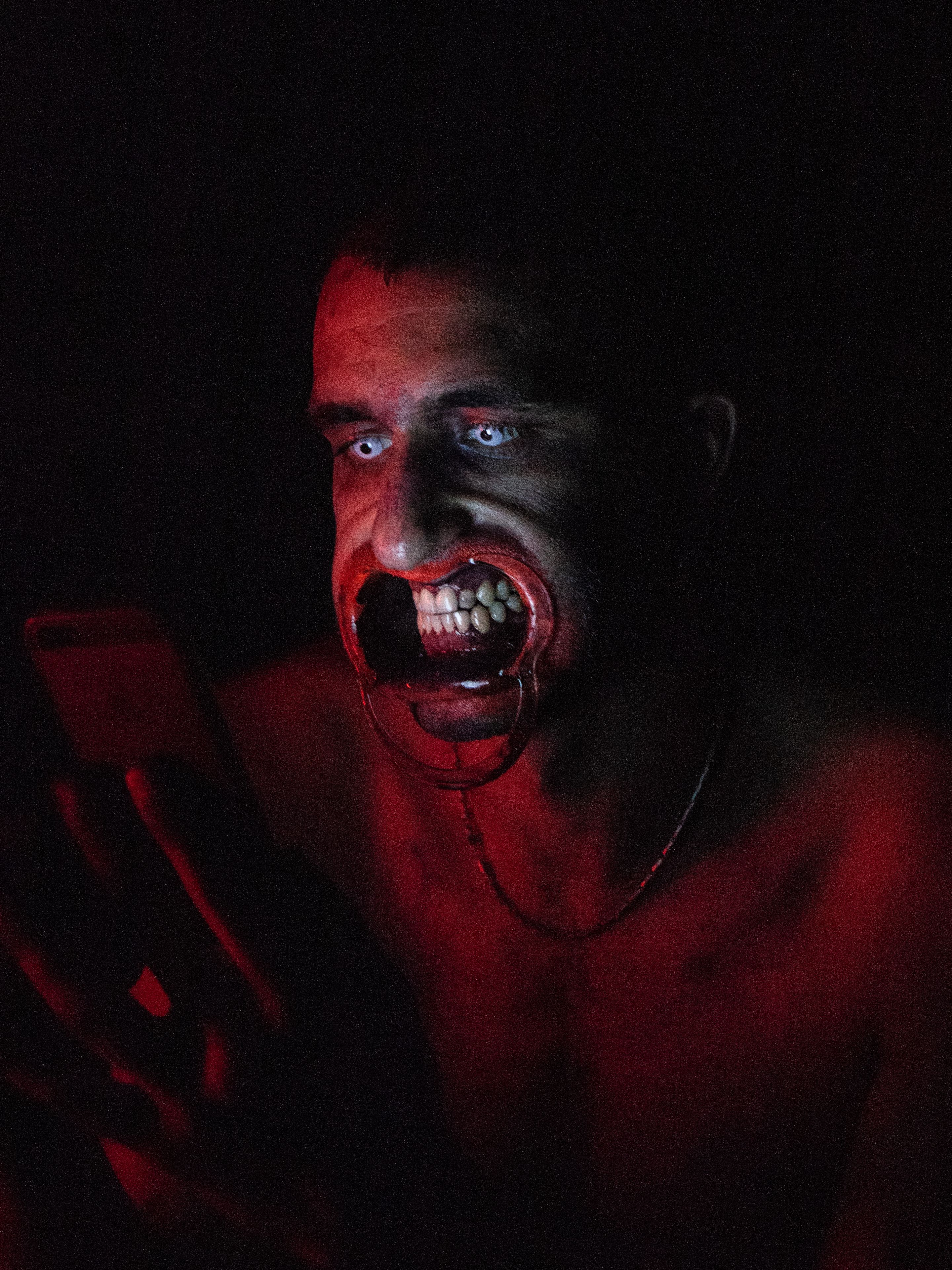 Performance "Looks Like God" de Samir Kennedy