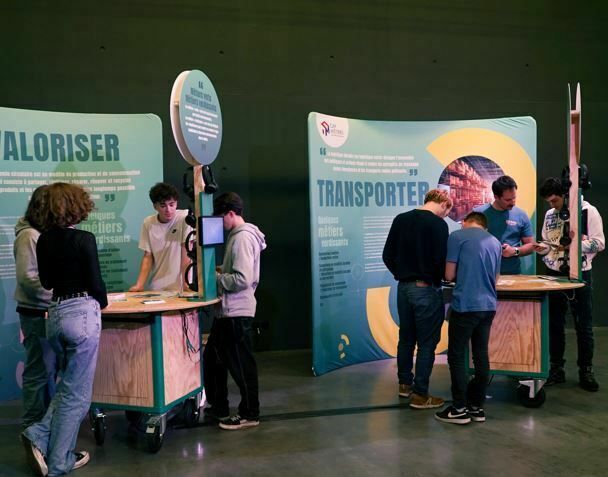 Explorez la transition écologique et son impact sur les métiers avec notre exposition interactive.  Témoignages de professionnels et ateliers pratiques sur l'agriculture, le bâtiment, l'industrie, ...