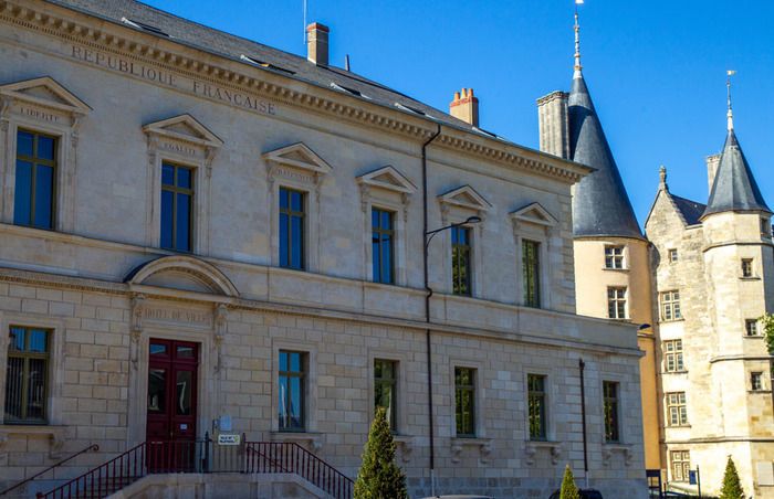 Journées Européennes du Patrimoine - Visites guidées de l'Hôtel de Ville de Nevers, lieu de vie citoyenne et bâtiment historique.
