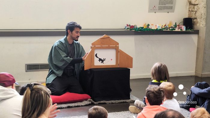 Un moment doux de lecture d'histoire kamishibaï pour les 0-3 ans