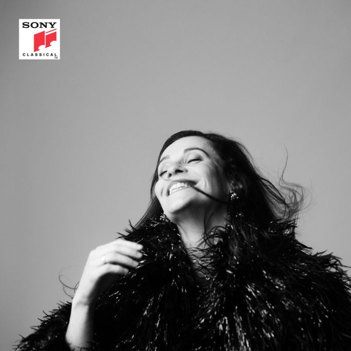 Avec un timbre de voix unique, Noëmi Waysfeld nous offre ses fabuleuses interprétations du répertoire de la Dame en noir.