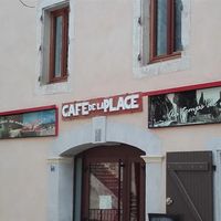 Café de la Place vous invite à une soirée musicale chaleureuse et festive.