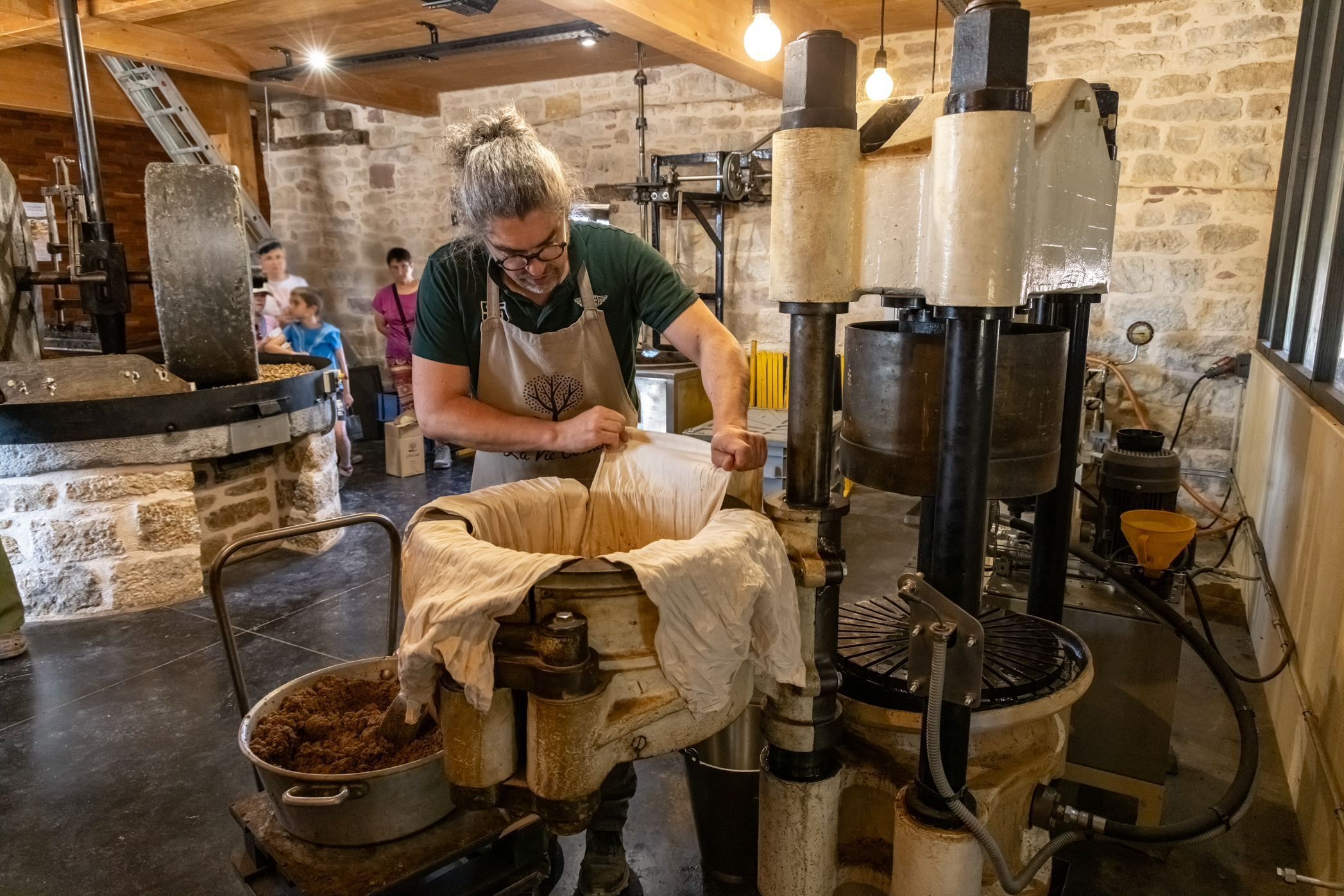 Visite-dégustation d'une pressée d'huile de Noix AOP du Périgord au Moulin de la Vie Contée