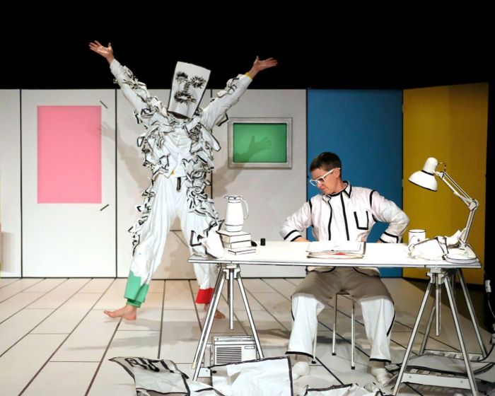 Immobile, artiste en panne d'inspiration, rencontre Rebondi, créature née de croquis oubliés. Entre danse, cirque et dessin, ils célèbrent avec poésie la naissance de la créativité...