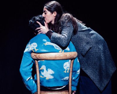 Une adaptation émouvante de Romain Gary où amour maternel, espoir et sacrifices façonnent un destin exceptionnel.