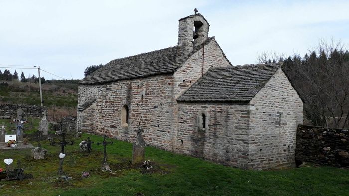 Visite guidée d'une petite église rurale romane