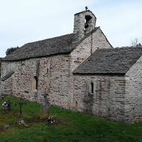 Visite guidée d'une petite église rurale romane